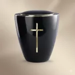 Keramikurne-Modena Ceramica tiefschwarz glänzend, poliertes Messingkreuz