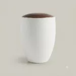 Keramikurne - Florentina Ceramica Oberfläche samtweiß, Deckel kastanienbraun