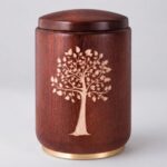 Buche Holzurne Edition Roma, mahagonifarbig, mit Gravur "Baum"