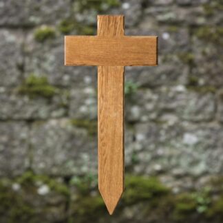 Kompaktes Grabkreuz aus massiver Eiche Modell 22 in der Größe 40 x 80 cm mit feiner Kehlung und Schutzlack