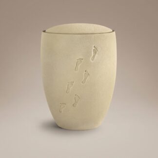 Handveredelte Keramik-Sandurne der Edition Florentina Ceramica mit rauer Sandoberfläche und vertieften Fußspuren im Sand