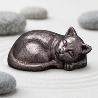 Handmodellierte Keramik Tierurne Silber Katze von Geert Kunen für die würdevolle Tierbestattung