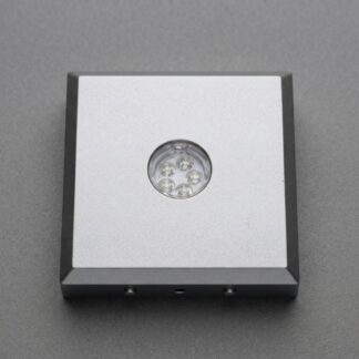 Quadratischer LED Sockel in Silber und Schwarz zur stimmungsvollen Beleuchtung von Gedenkkristallen