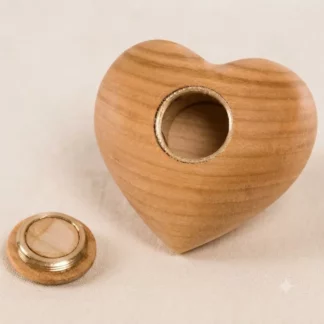 Herzförmige Mini-Holzurne aus edlem Kirschholz 7 cm mit integriertem Fach und sicherem Schraubverschluss