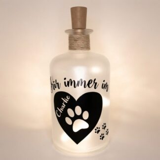 Personalisierte LED-Leuchtflasche als Trostlicht zur Trauer um Hund und Katze