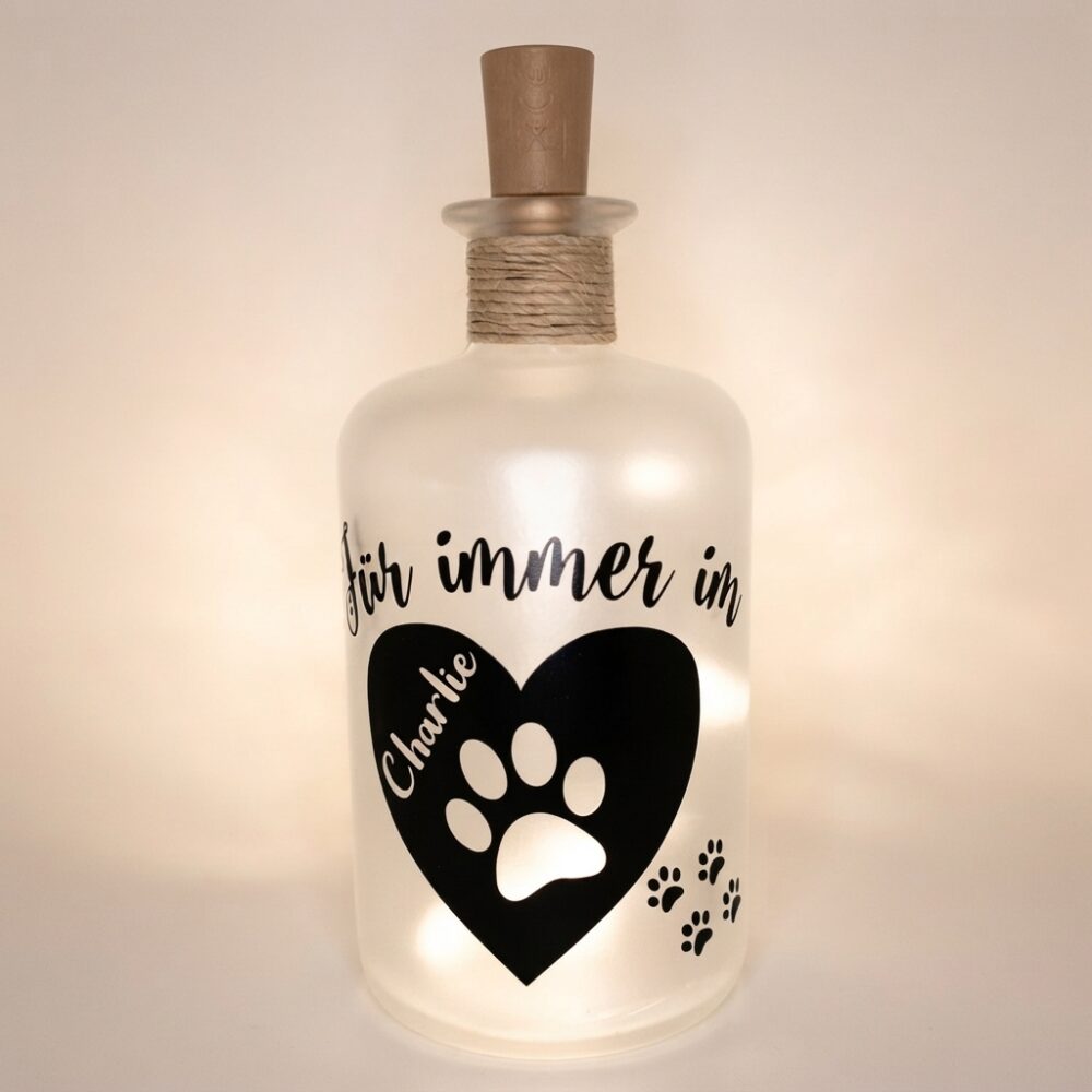 Personalisierte LED-Leuchtflasche als Trostlicht zur Trauer um Hund und Katze