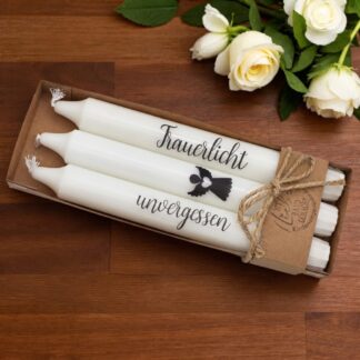 Set aus drei Stabkerzen mit einfühlsamen Trauersprüchen als symbolische Gedenkkerzen für Anteilnahme und Trost