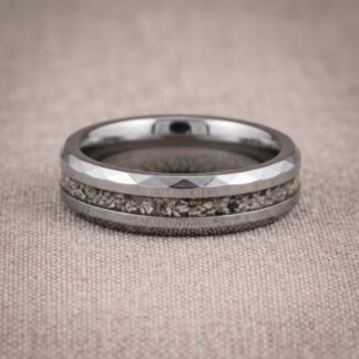 Moderne Ascheringe aus extrem kratzfestem Tungsten Carbide mit Facet-Design und sichtbarer Einarbeitung der Asche