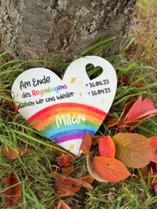 Personalisierte Gedenkplatte für Sternenkinder weißes Herz mit Regenbogen