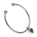 Asche Armreif aus Edelstahl glänzend mit einem kleinen Herz Memorial