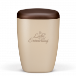 Naturstoffurne, Perlbeige Lasergravur, "In Liebe und Erinnerung", Deckel Kastanienbraun