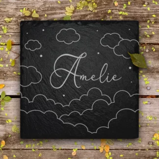 Sternenkind Grabplatte Wolkenhimmel aus Naturschiefer mit präziser Lasergravur und individueller Inschrift