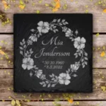 Handgearbeitete Schiefergrabtafel – Blumenkranz & individuelle Gravur