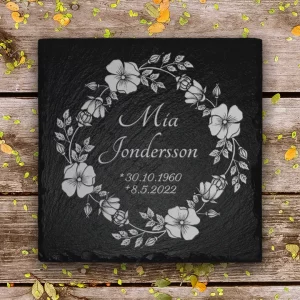 Handgearbeitete Schiefergrabtafel Blumenkranz mit individueller Gravur