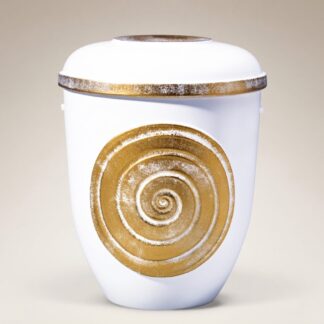 Helle Keramikurne in Weiß mit kunstvoll geschwungenen, gold schattierten Spiralen für einen edlen und würdevollen Abschied