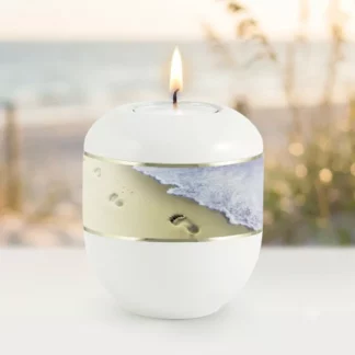 Porzellan Gedenklicht Edition Seeurnen in Weiß-Perlmutt mit Motiven Fußspuren im Sand und Goldstreifen