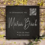 Grabstein Tafel mit QR Code und Beschriftung aus Schiefer