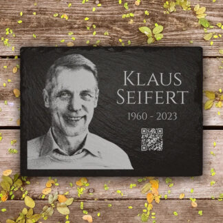Gedenktafel mit QR-Code, Portrait & Inschrift aus Naturschiefer mit präziser Fotogravur für digitale Erinnerungsseiten