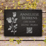 Grabplatte aus Schiefer inkl. QR-Code & Rosen-Gravur