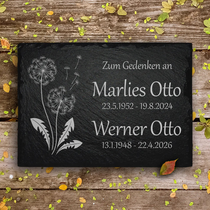 Familiengrab Grabplatte mit Pusteblume und doppelter Inschrift aus Schiefer
