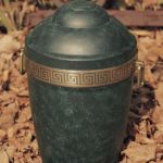 Stahl Urne patiniert Zierband und Griffe