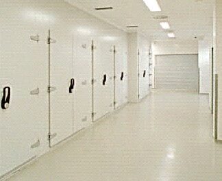 Leichenkühlzelle mit großen zweiflügligen Kühlraumtüren