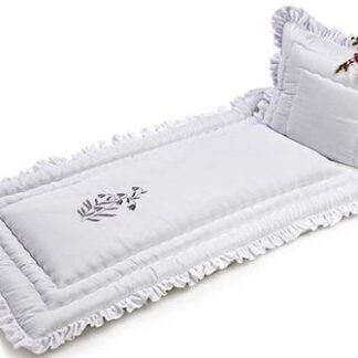 Deckengarnitur Satin weiß, mit gestickter Glockenblume in blau und silbergrau Faltenvolant, Wellensteppnähte, 400 g Wattierung.