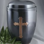 Kupferurne oder Cupaturne Kreuz geprägt