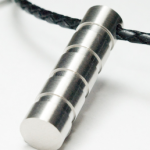 Säulenamulett „Edith“ aus Edelstahl, Größe: ca. 10 mm x 39 mm