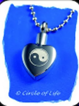 Herz-Medaillon „Ying Yang“ aus gebürstetem Edelstahl hergestellt