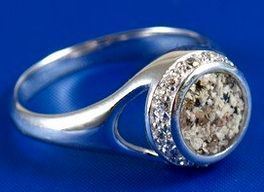 Asche-Ring „Santana“ mit sichtbarer Kleinstaschemenge, mit Rhodium / Silber veredelt;